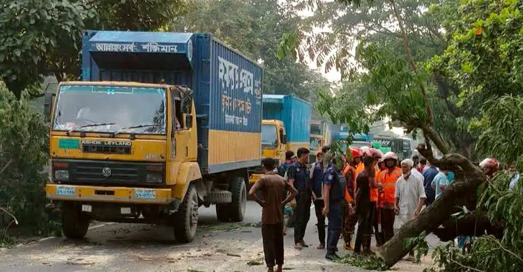 ৩ ঘণ্টা বন্ধ থাকার পর থেমে থেকে চলছে যানবাহন