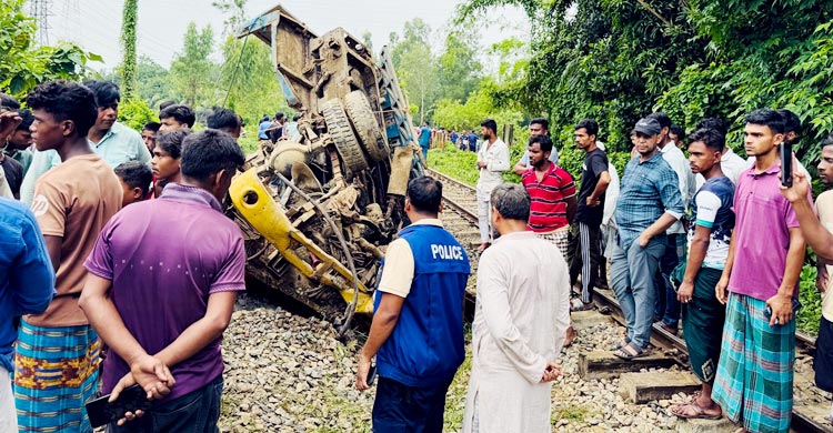 পিকআপে ট্রেনের ধাক্কা, ঢাকা-চট্টগ্রাম রুটে ট্রেন চলাচল ব্যাহত