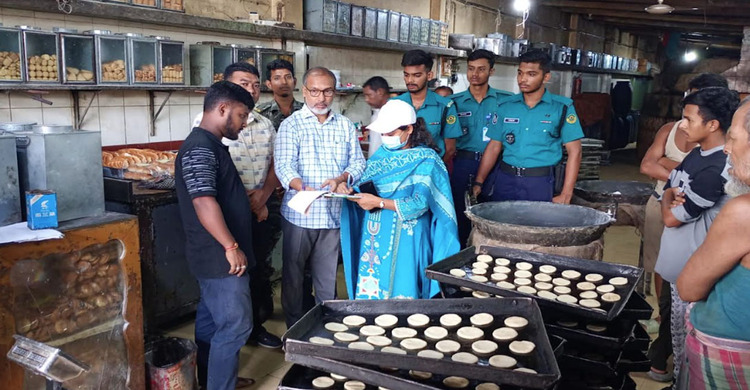 নোংরা পরিবেশে খাবার তৈরি, দুই প্রতিষ্ঠানকে জরিমানা