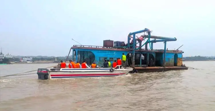 সীতাকুণ্ডে অবৈধভাবে বালু উত্তোলন, আটক ৫