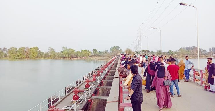 মিরসরাইয়ে পর্যটন কেন্দ্রগুলোতে দর্শনার্থীদের উপচে পড়া ভিড়