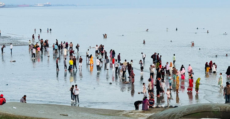 পর্যটকদের ঢল বাঁশবাড়িয়া সমুদ্র সৈকতে