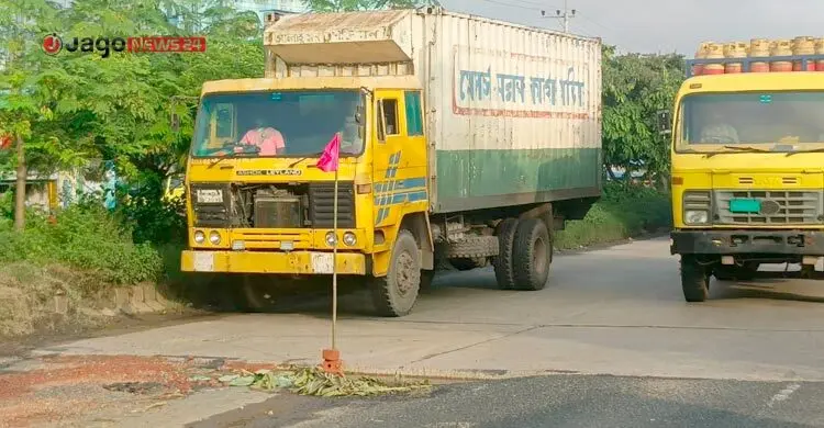 খানাখন্দে ভরা মহাসড়ক, দুর্ঘটনা এড়াতে লাল পতাকা