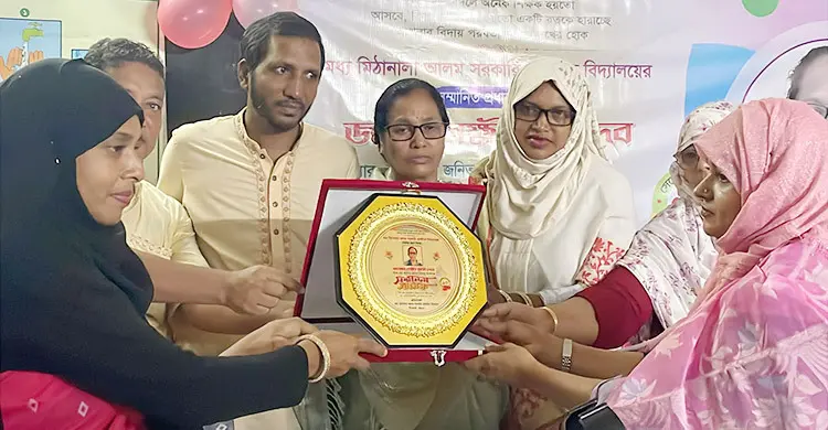 ৪২ বছর শিক্ষার আলো ছড়িয়ে লক্ষী রানীর অশ্রুসিক্ত বিদায়