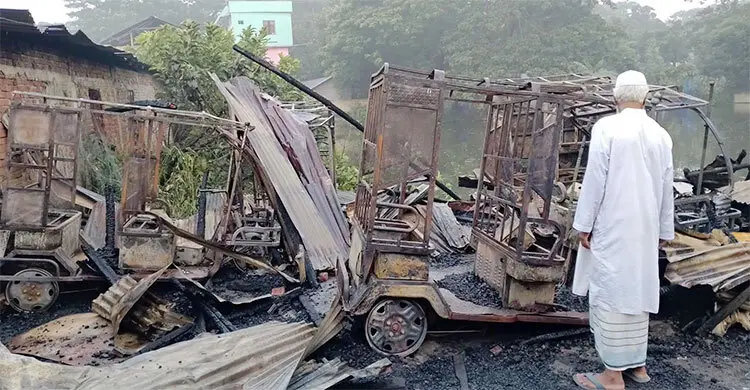 যানজটে আটকে ফায়ার সার্ভিস, অগ্নিকাণ্ডে পুড়ল দোকান-যানবাহন