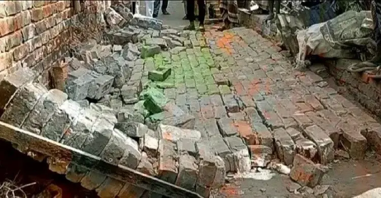রাস্তায় দাঁড়িয়ে সবজি কিনছিলেন বৃদ্ধা, ধসে পড়া দেওয়ালে চাপা পড়ে মৃত্যু