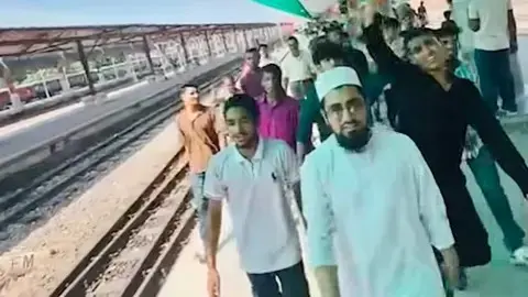 নির্ধারিত সময়ে ট্রেনটি ছেড়ে না যাওয়ায় দীর্ঘক্ষণ অপেক্ষা করতে হয় যাত্রীদের