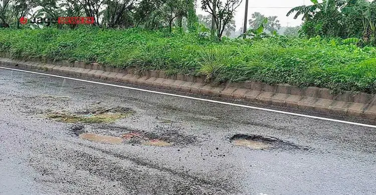 খানাখন্দে ভরা মহাসড়ক, দুর্ঘটনা এড়াতে লাল পতাকা