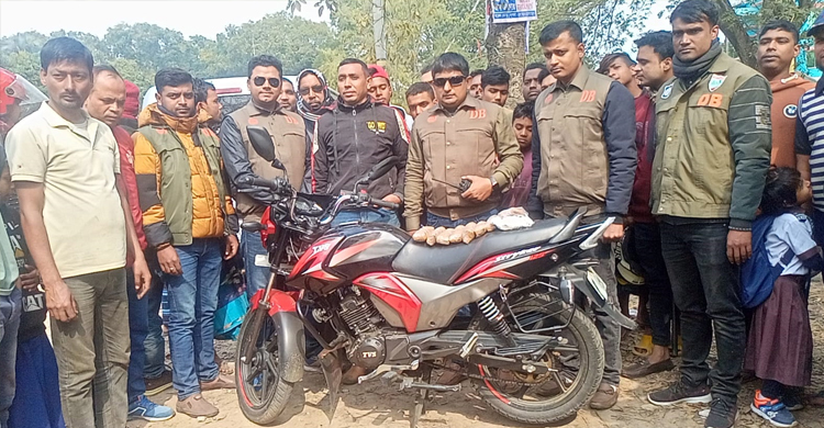 ৭ কেজি রুপা ফেলে চোরাকারবারির ভোঁ-দৌড়