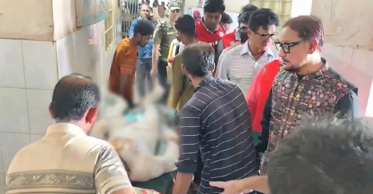 লবণ কারখানায় আগুনে দগ্ধদের দেখতে চমেকে মেয়র শাহাদাত