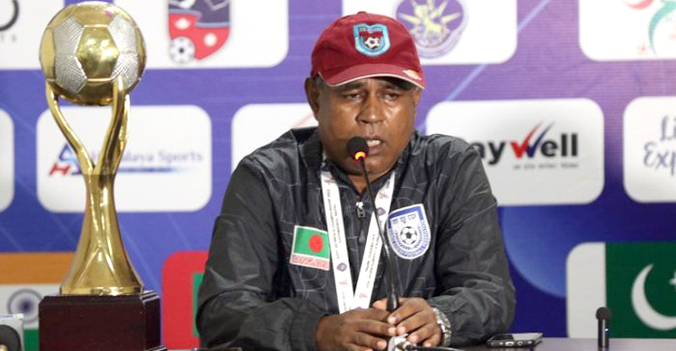 হঠাৎ নারী ফুটবলে তোলপাড়, দায়িত্ব ছাড়ছেন কোচ ছোটনও