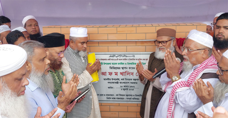 হাটহাজারীতে মডেল মসজিদের ভিত্তিপ্রস্তর স্থাপন করলেন ধর্ম উপদেষ্টা