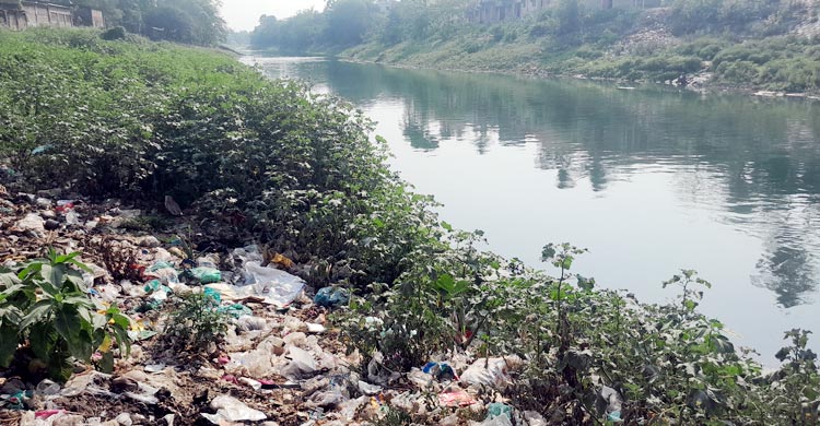 খরস্রোতা মাথাভাঙ্গা এখন সরু খাল
