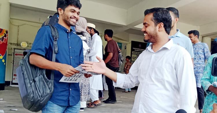 শেষদিনের প্রচারণায় ভোটার টানতে মরিয়া প্রার্থীরা