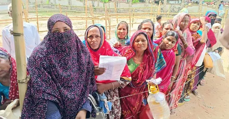 তেলের লাইনে এবার গৃহিণীরা