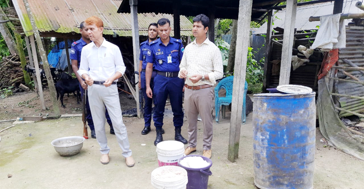 গোয়াল ঘরের পাশেই তৈরি হচ্ছিল খাদ্য পণ্য