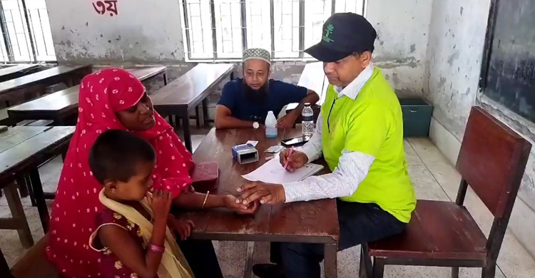 ঈদের ছুটিতে বেড়াতে এসেও রোগীদের সেবা দিলেন চিকিৎসক জনি