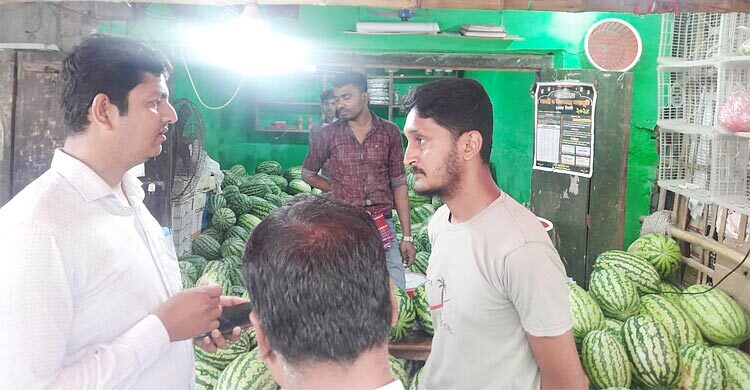 অনিয়মের দায়ে আলমডাঙ্গায় ৪ দোকানিকে জরিমানা