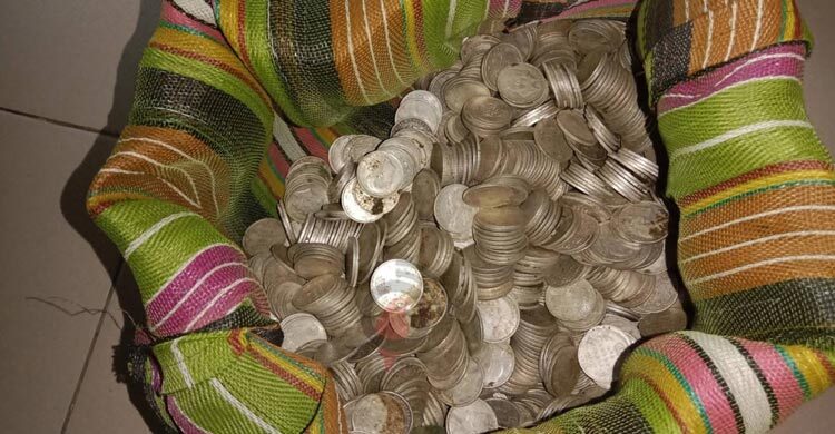 মাটি খুঁড়তেই বেরিয়ে এলো হাঁড়িভর্তি ব্রিটিশ আমলের ধাতব মুদ্রা