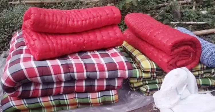 চুয়াডাঙ্গায় শীতের আমেজ, লেপ-তোশক বিক্রির ধুম