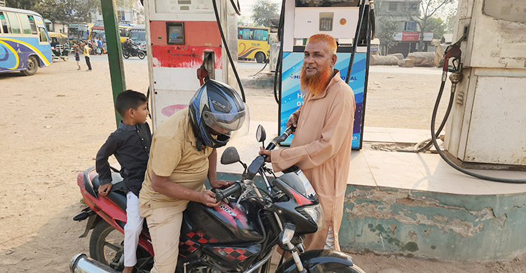 চুয়াডাঙ্গায় ফিলিং স্টেশনে ভিড়, তেল বিক্রি সীমিত