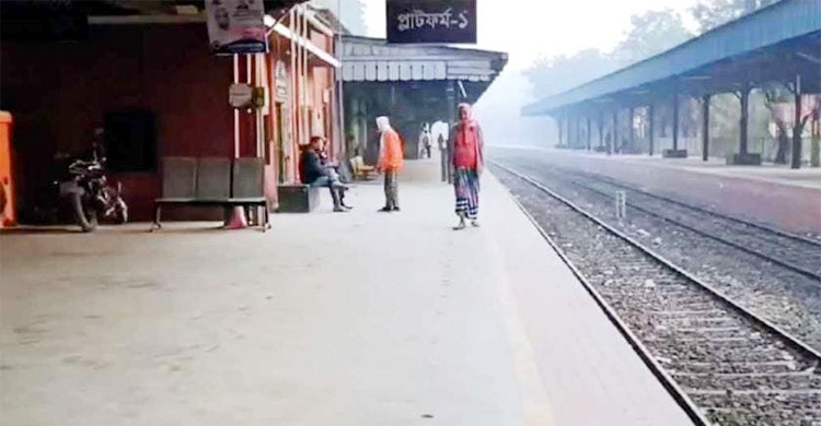 প্ল্যাটফর্মে এসে ফিরে যাচ্ছেন যাত্রীরা