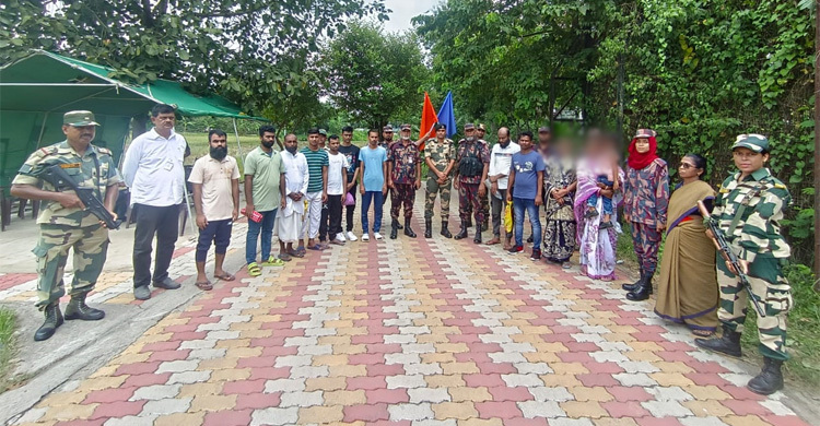 ভারতে অনুপ্রবেশকারী ১২ বাংলাদেশিকে বিজিবির কাছে হস্তান্তর