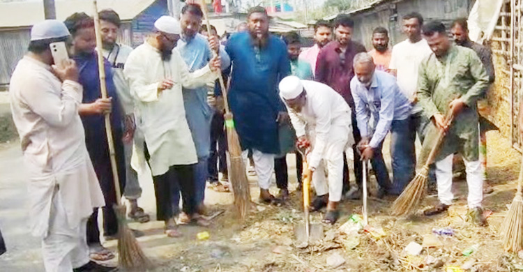 সড়কে পরিচ্ছন্নতা কার্যক্রমে অংশ নিলেন এমপি রাসেল