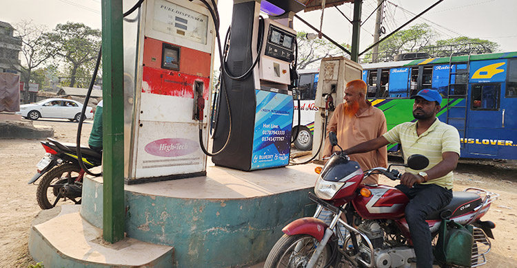 চুয়াডাঙ্গায় ফিলিং স্টেশনে ভিড়, তেল বিক্রি সীমিত