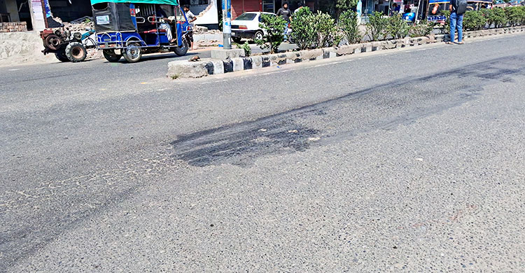 চুয়াডাঙ্গায় ৩৬ ডিগ্রির ওপর তাপমাত্রা, গলে যাচ্ছে রাস্তার পিচ