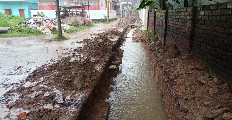 চুয়াডাঙ্গা পৌরসভায় বেহাল ড্রেন-সড়কে জলদুর্ভোগ
