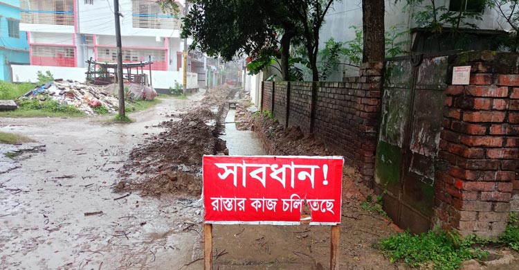 চুয়াডাঙ্গা পৌরসভায় বেহাল ড্রেন-সড়কে জলদুর্ভোগ