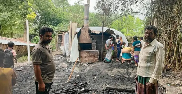 চুয়াডাঙ্গায় বিস্কুট কারখানায় আগুন, ৮ লাখ টাকার ক্ষয়ক্ষতি