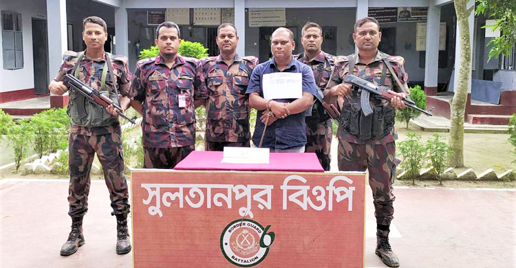 কোমরে পেঁচানো কাপড়ে মিললো আড়াই কেজি সোনা, কারবারি আটক