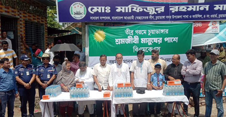 চুয়াডাঙ্গায় তীব্র দাবদাহ থেকে স্বস্তি দিতে পানি-স্যালাইন বিতরণ