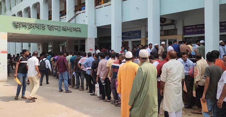 চুয়াডাঙ্গায় ‌‘ফুয়েল কার্ড’ পেতে ভোগান্তি, লাইনে দাঁড়ানো নিয়ে হাতাহাতি