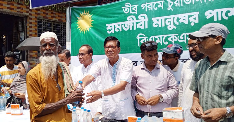 চুয়াডাঙ্গায় তীব্র দাবদাহ থেকে স্বস্তি দিতে পানি-স্যালাইন বিতরণ