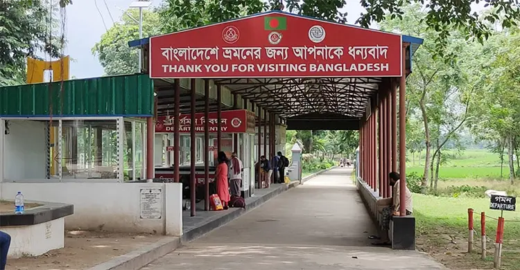দর্শনা সীমান্তে শক্তিশালী সিন্ডিকেট: সোনা যায় মাদক আসে