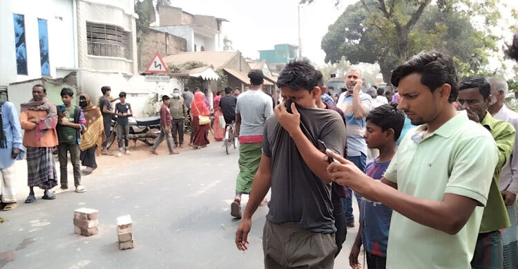 চুয়াডাঙ্গায় ট্রাকচাপায় গৃহবধূ নিহত, স্বামী-ছেলে হাসপাতালে