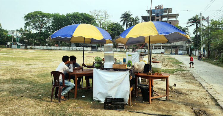 একদিনের ব্যবধানে ফের ৪০ ডিগ্রি ছাড়িয়েছে তাপমাত্রা