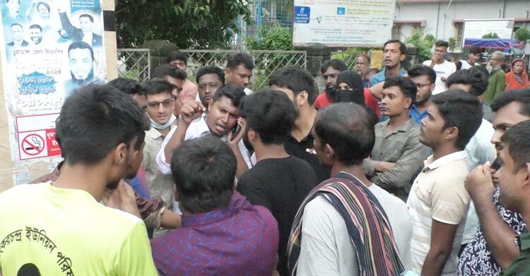 চুয়াডাঙ্গায় সিভিল সার্জন অফিসের সামনে চাকরি প্রার্থীদের অবস্থান