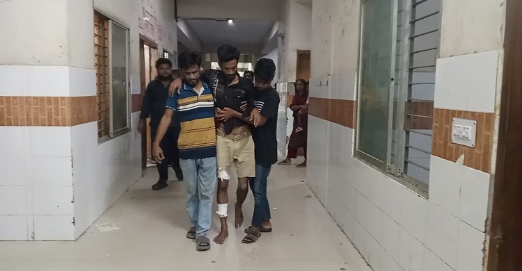 চুয়াডাঙ্গায় হাসপাতাল চত্বরে যুবককে কুপিয়ে জখম