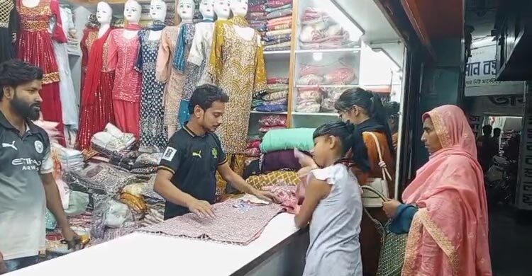 চুয়াডাঙ্গায় বিপণিবিতানে ক্রেতাদের ভিড়