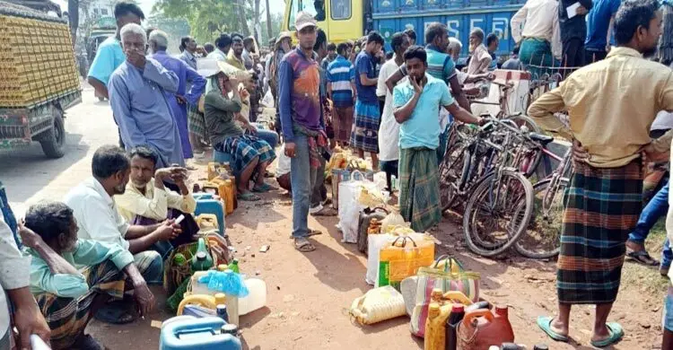 তেল পাম্পগুলোতে দীর্ঘ লাইন, সেচ সংকটে দুশ্চিন্তায় কৃষকরা