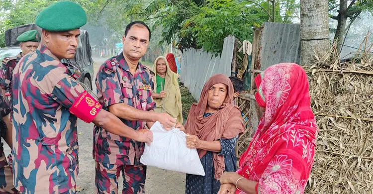ভারী বর্ষণে ক্ষতিগ্রস্ত মানুষের পাশে চুয়াডাঙ্গা বিজিবি