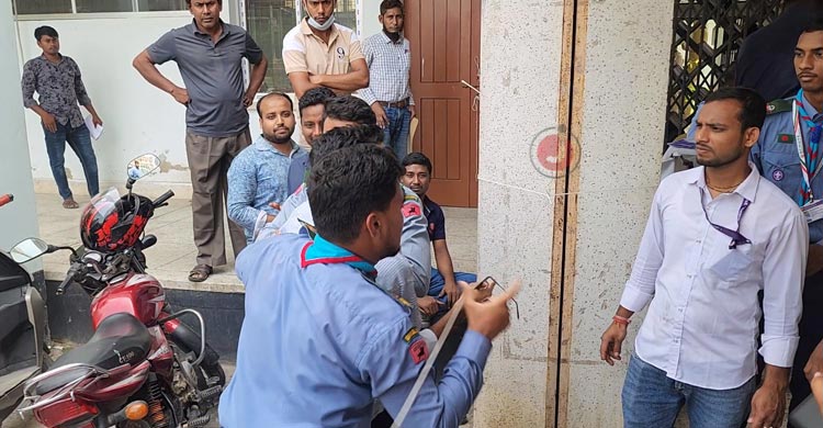 চুয়াডাঙ্গায় &zwnj;&lsquo;ফুয়েল কার্ড&rsquo; পেতে ভোগান্তি, লাইনে দাঁড়ানো নিয়ে হাতাহাতি