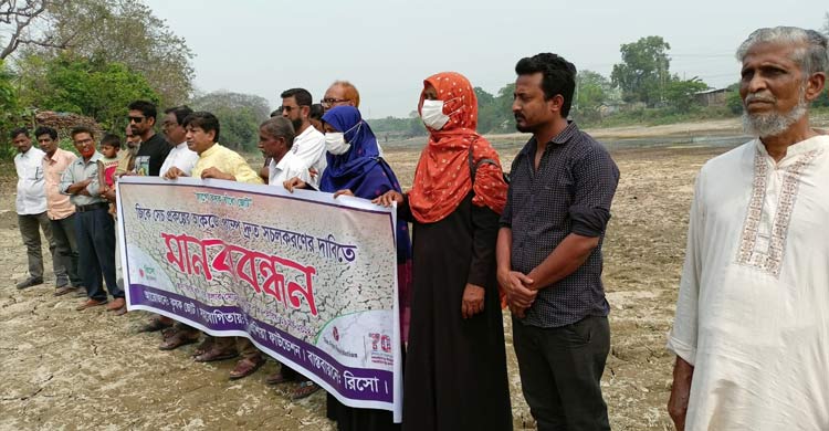 অকেজো সেচ পাম্প সচলের দাবিতে কৃষকদের মানববন্ধন