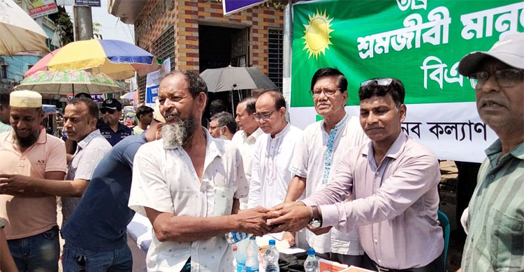 চুয়াডাঙ্গায় তীব্র দাবদাহ থেকে স্বস্তি দিতে পানি-স্যালাইন বিতরণ