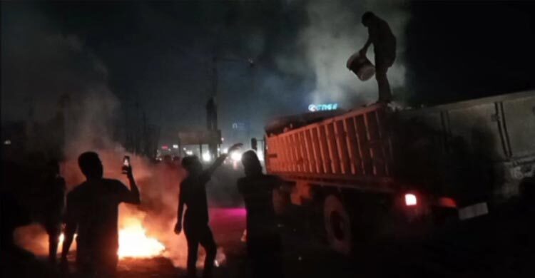 সোনারগাঁয়ে চুনভর্তি ট্রাকে আগুন