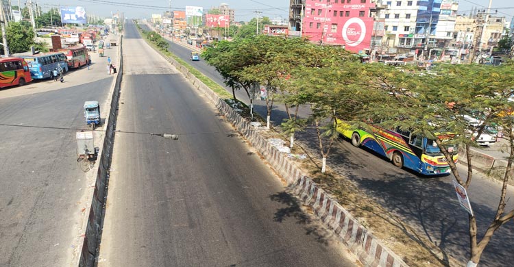 দুদিন পর ঈদ। এরমধ্যে ঈদের আনন্দ ভাগাভাগি করতে নাড়ির টানে বাড়ি ফিরছে মানুষ